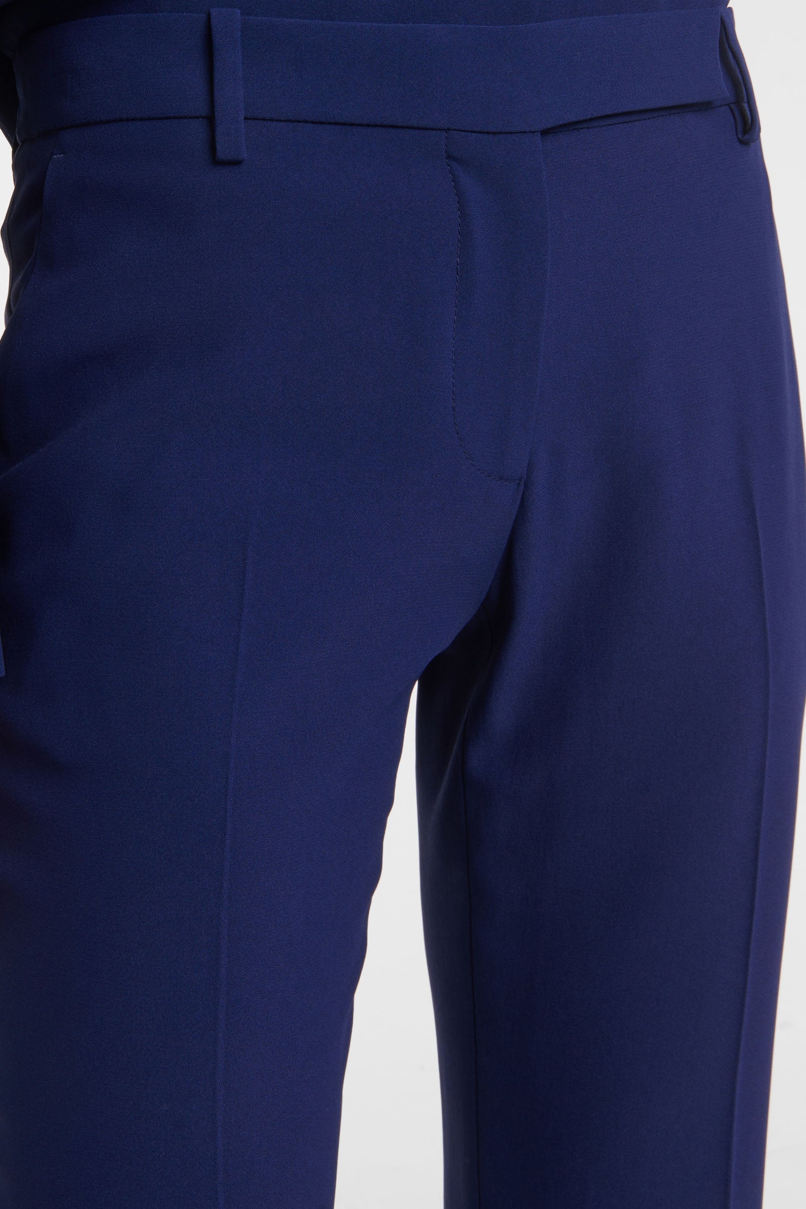 Blue suit pants in recycled crepe – waistband detail