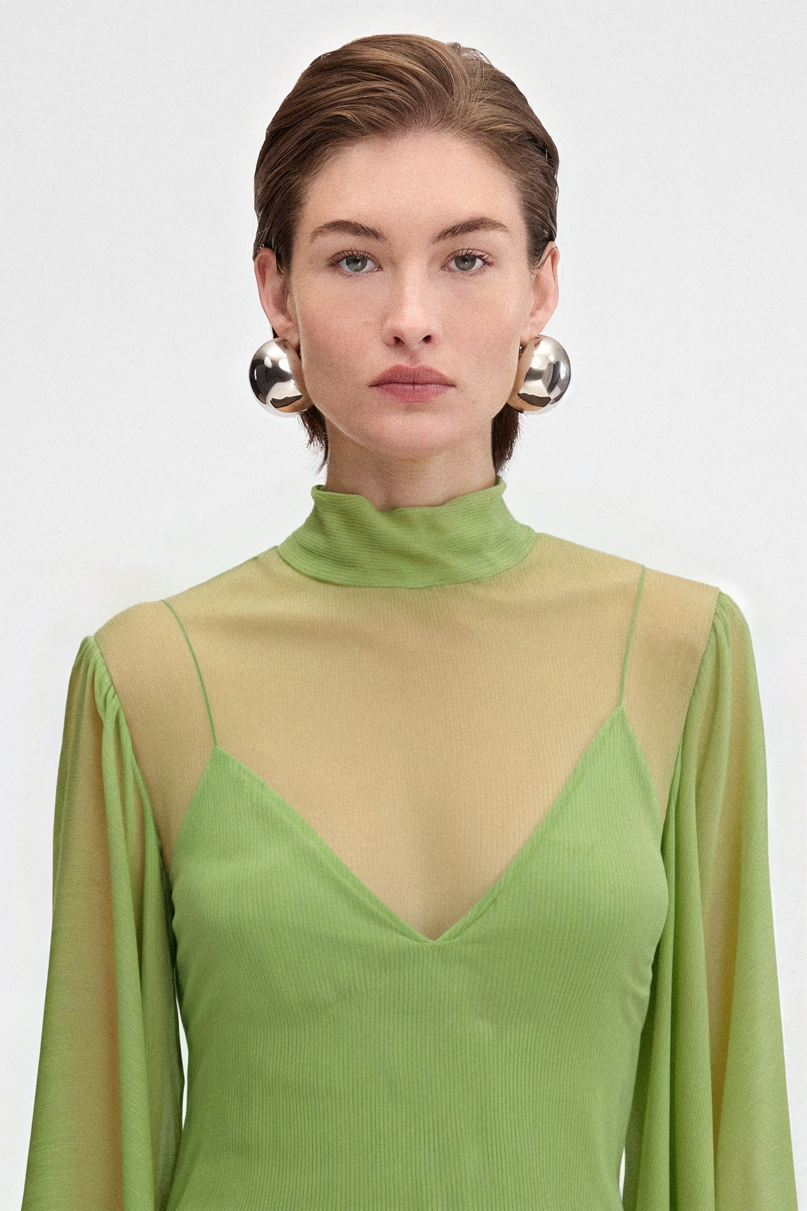 Vestido estilo capa de gasa verde lima transparente con cuello alto