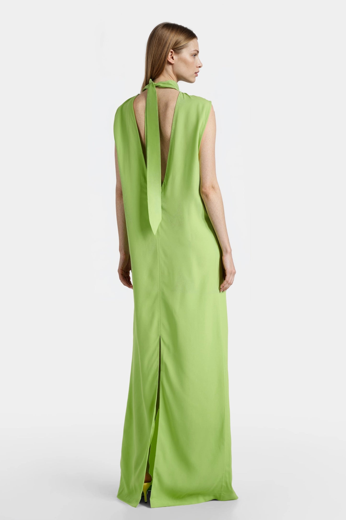 Vestido largo de crepé verde sin espalda y cuello alto