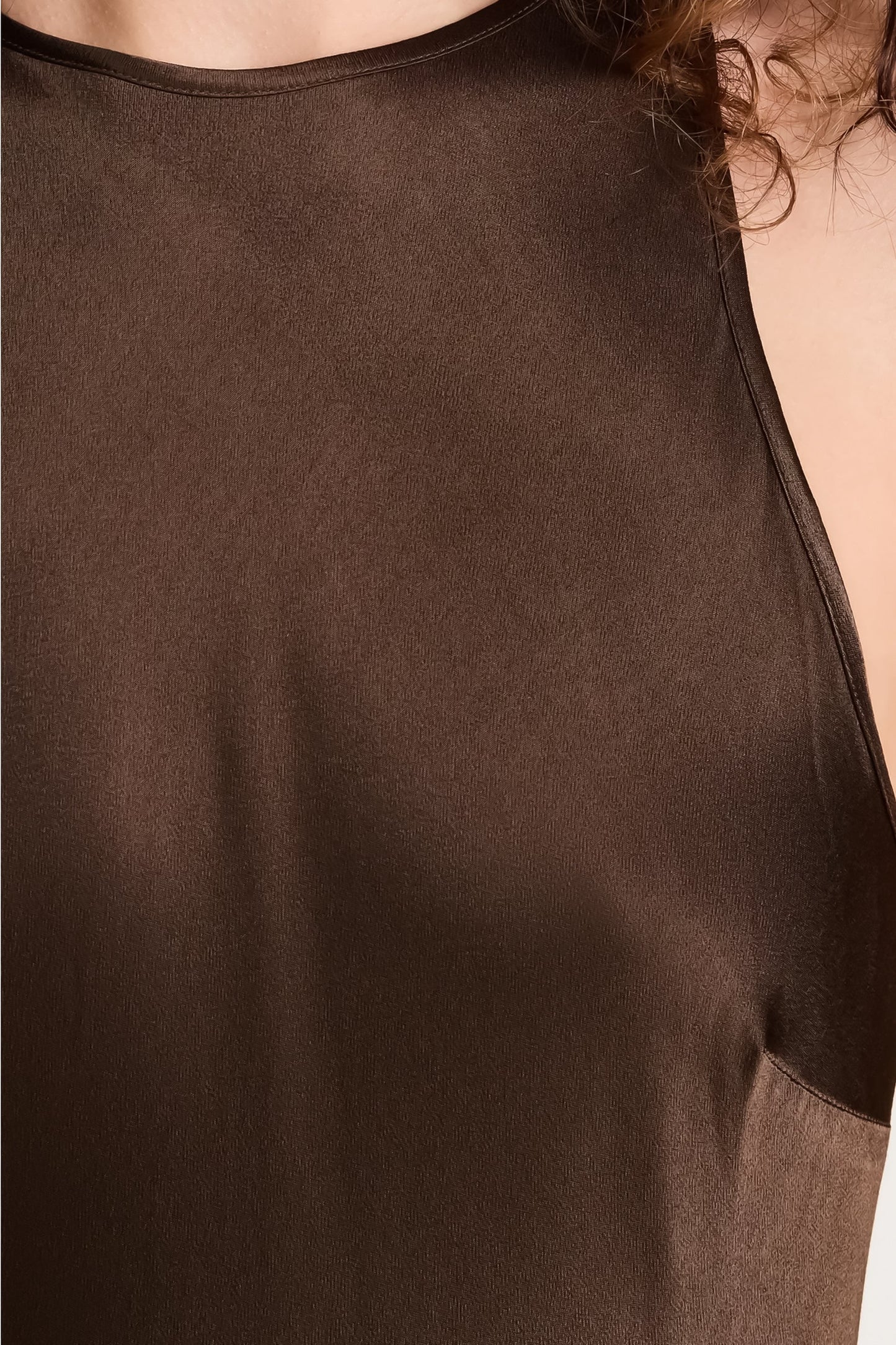 Vestido midi de satén marrón