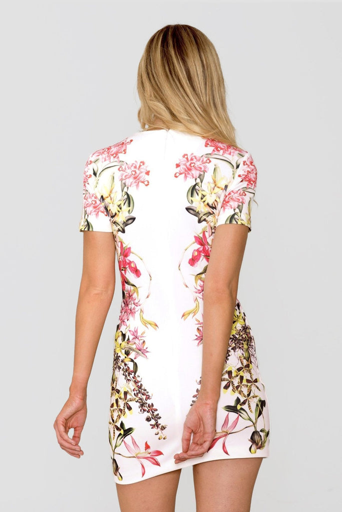 Fitted dresses with long sleeves and floral pattern.